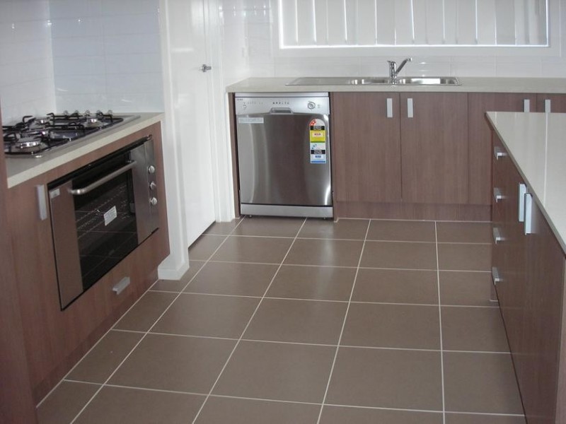 2 Tattle Gve, Cranbourne East VIC 3977