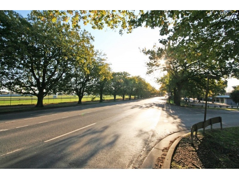 1/2 Codrington St, Cranbourne VIC 3977