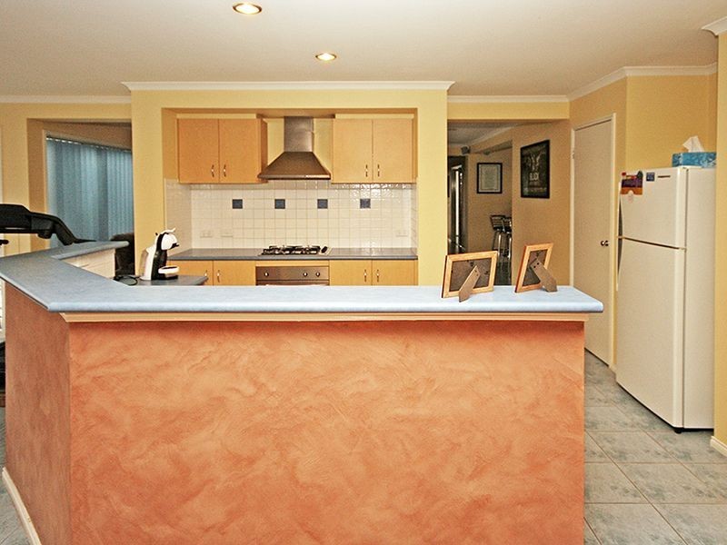 6 Dennis Close, Lynbrook VIC 3975