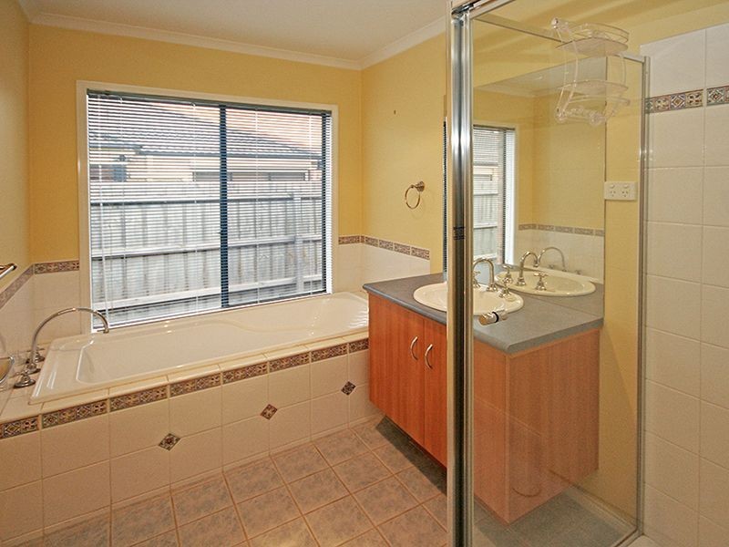 6 Dennis Close, Lynbrook VIC 3975