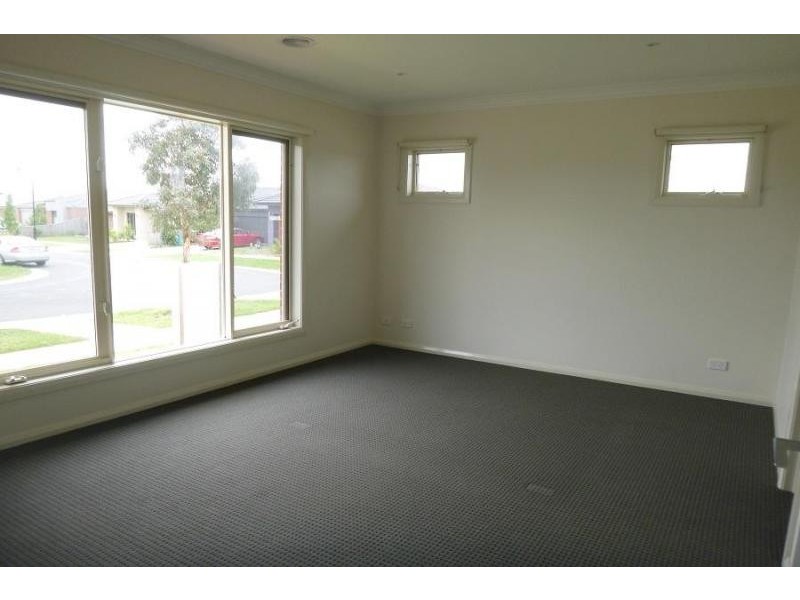 11 Hogan Street, Cranbourne East VIC 3977