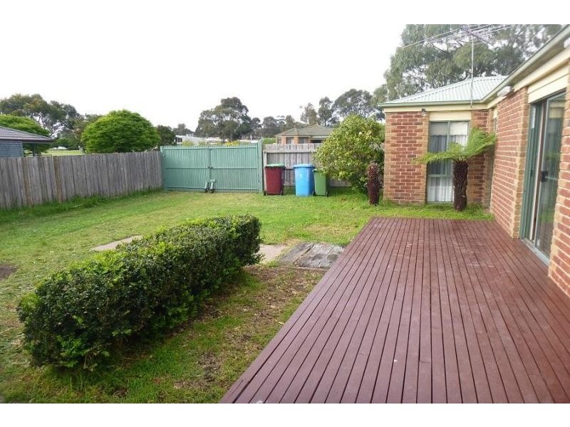 19 Navarre Drive, Cranbourne West VIC 3977
