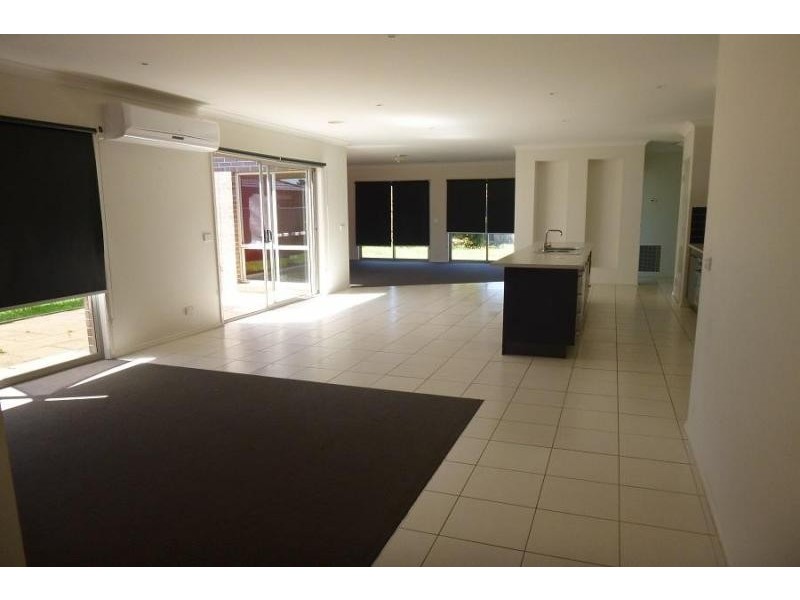 11 Wild Scotchman Way, Cranbourne East VIC 3977
