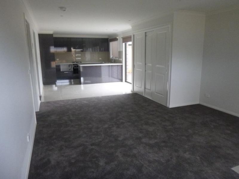 2/52 Taylor Street, Cranbourne VIC 3977