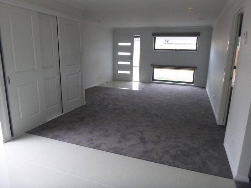 2/52 Taylor Street, Cranbourne VIC 3977