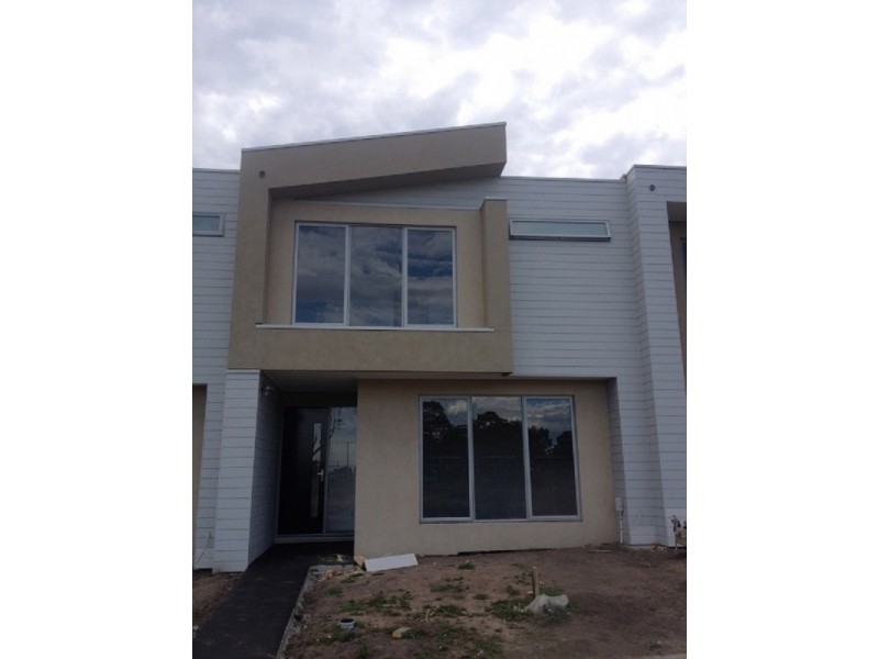 10 Avaria Walk, Cranbourne VIC 3977