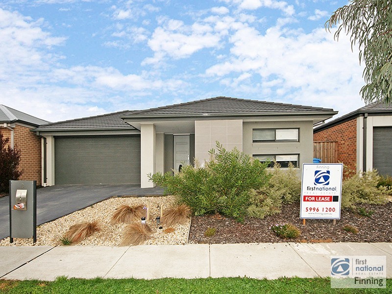 8 Waterways Drive, Cranbourne North VIC 3977