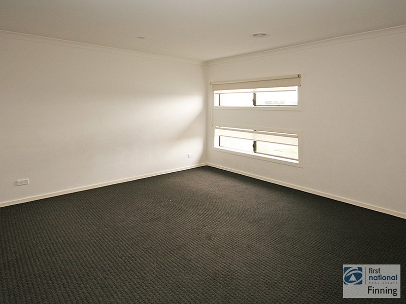 8 Waterways Drive, Cranbourne North VIC 3977