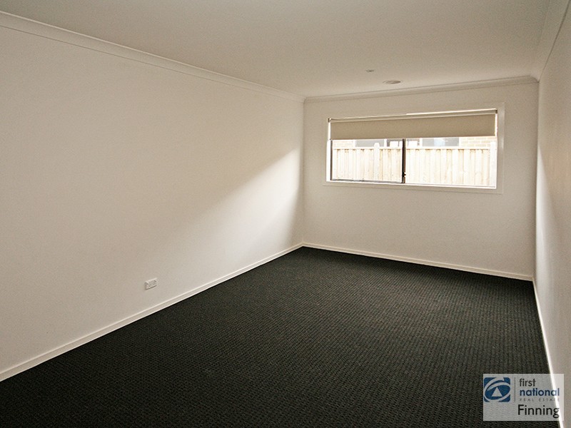 8 Waterways Drive, Cranbourne North VIC 3977