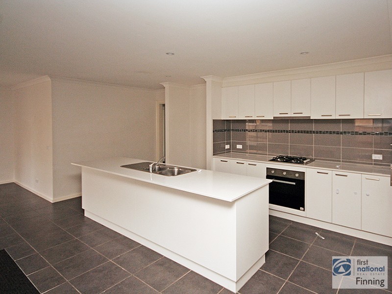 8 Waterways Drive, Cranbourne North VIC 3977