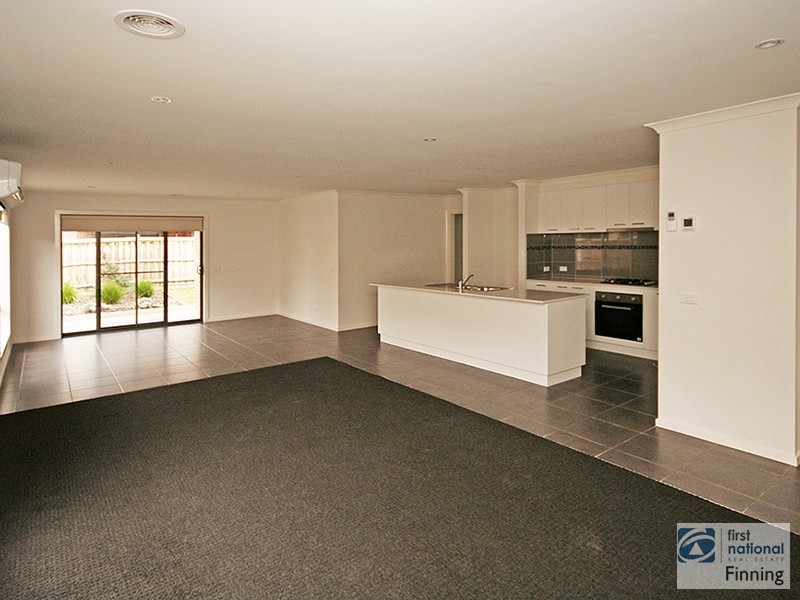 8 Waterways Drive, Cranbourne North VIC 3977