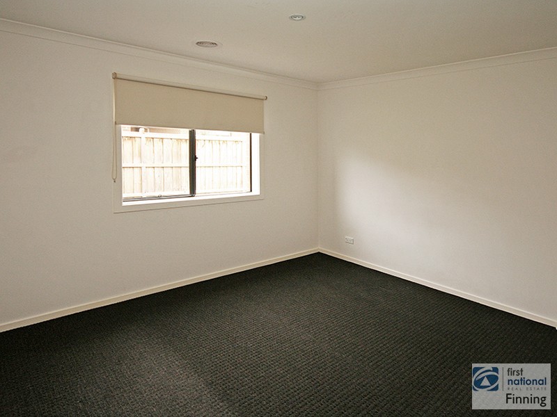 8 Waterways Drive, Cranbourne North VIC 3977