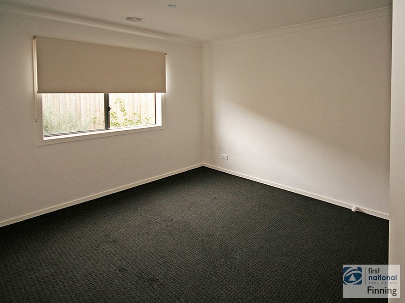 8 Waterways Drive, Cranbourne North VIC 3977