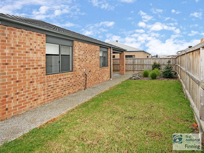 8 Waterways Drive, Cranbourne North VIC 3977