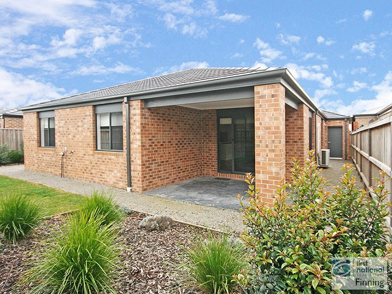 8 Waterways Drive, Cranbourne North VIC 3977