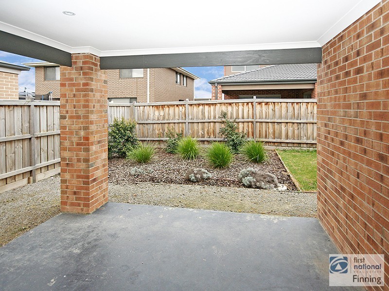 8 Waterways Drive, Cranbourne North VIC 3977