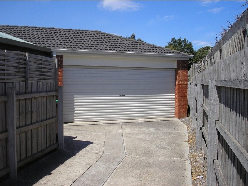 2/10 Leanna Court, Cranbourne West VIC 3977