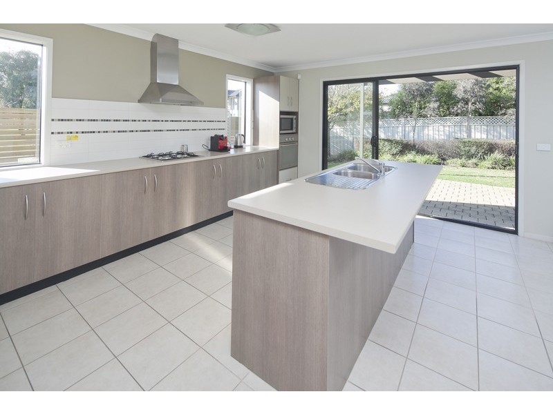 14-16 Broad Oak Drive, Cranbourne East VIC 3977