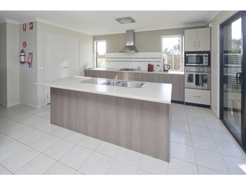 14-16 Broad Oak Drive, Cranbourne East VIC 3977