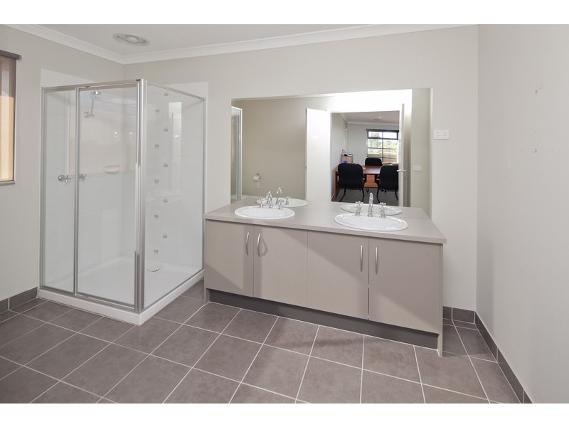 14-16 Broad Oak Drive, Cranbourne East VIC 3977