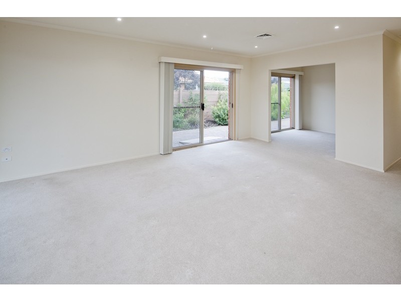 2/175 Rochester Parade, Cranbourne East VIC 3977