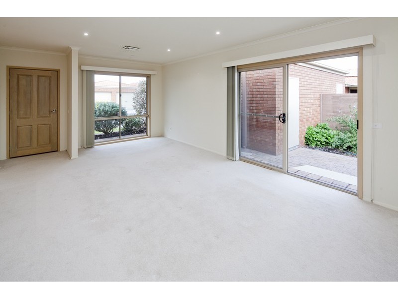2/175 Rochester Parade, Cranbourne East VIC 3977