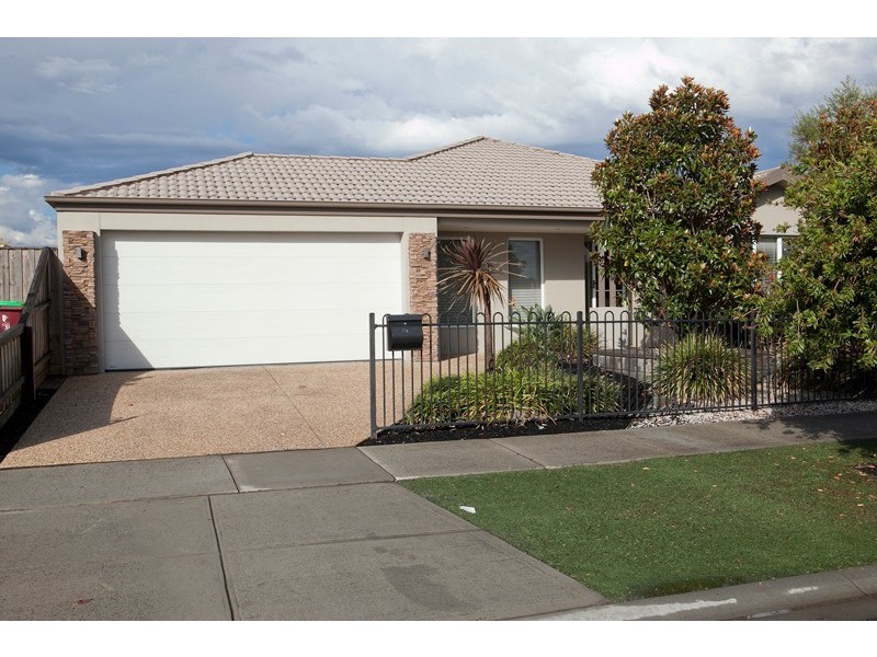 33 Waterbury Street, Cranbourne VIC 3977