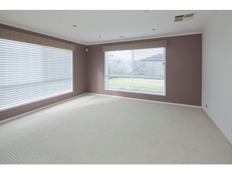 33 Waterbury Street, Cranbourne VIC 3977