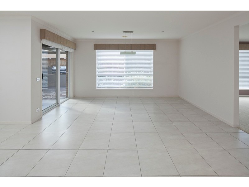 33 Waterbury Street, Cranbourne VIC 3977