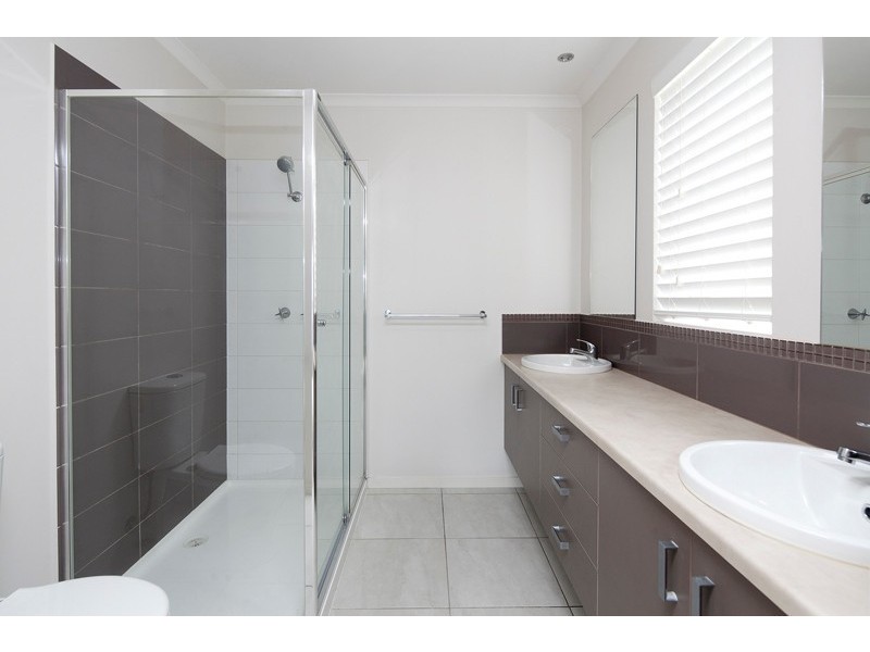 33 Waterbury Street, Cranbourne VIC 3977
