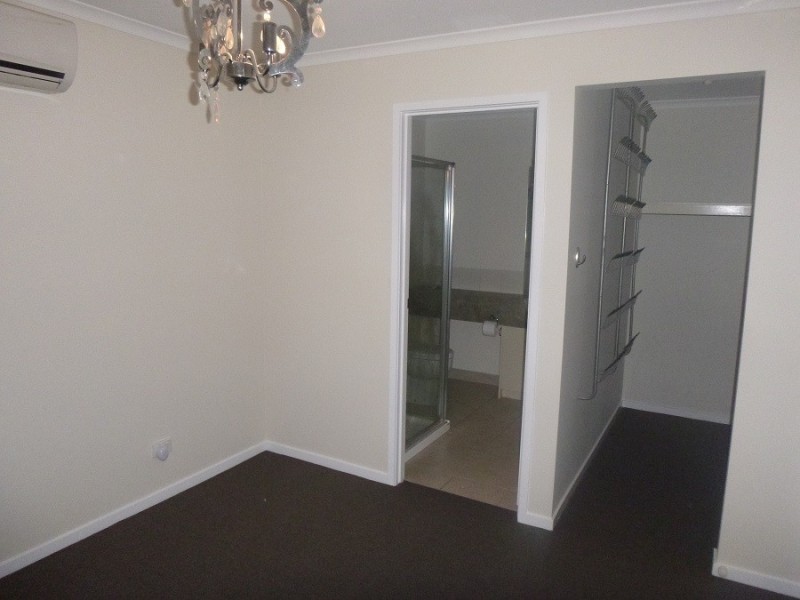 5 Tyndall Street, Cranbourne East VIC 3977