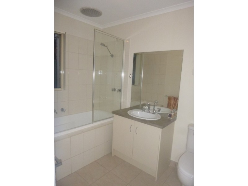 5 Tyndall Street, Cranbourne East VIC 3977