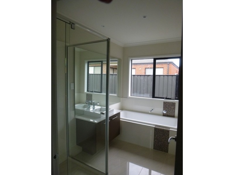 47 Blackledge Drive, Clyde North VIC 3978