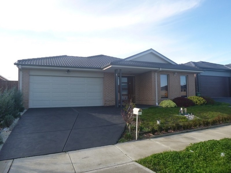 16 Brolin Terrace, Cranbourne North VIC 3977