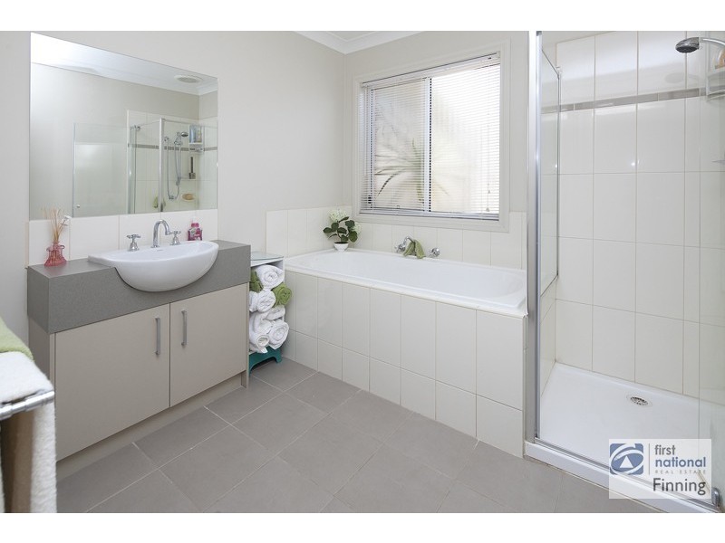 10 Kingsbarn Court, Cranbourne VIC 3977