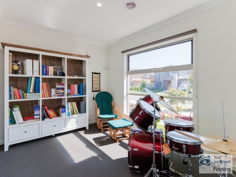 77 Brocker street, Clyde North VIC 3978