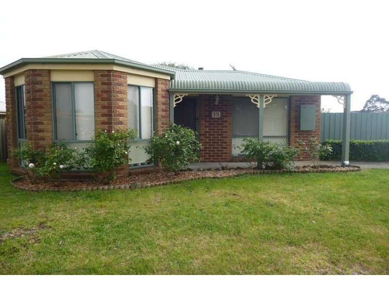 19 Navarre Drive, Cranbourne West VIC 3977