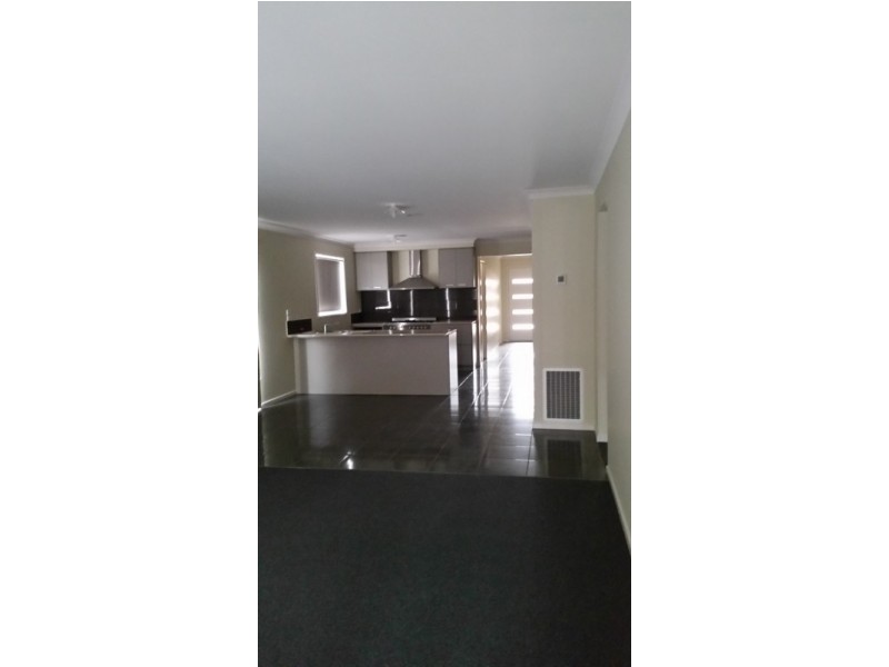 35 Arrow Road, Cranbourne East VIC 3977