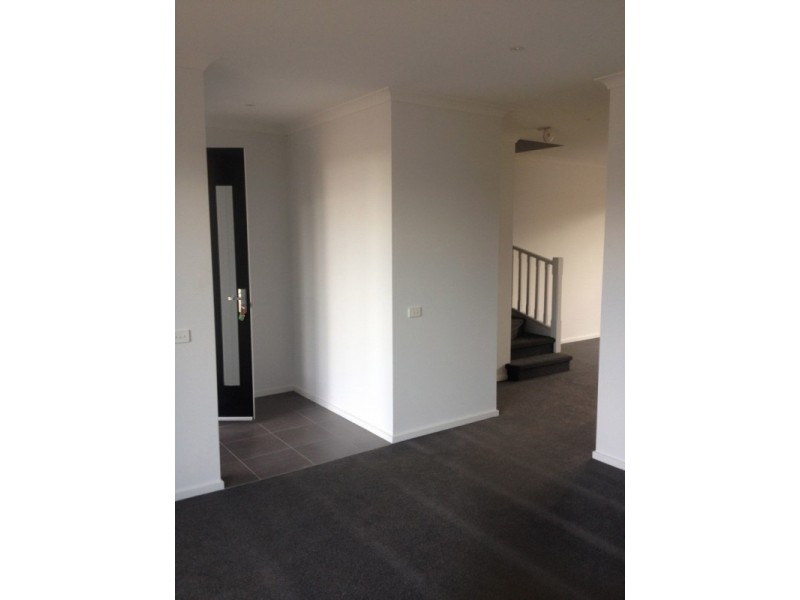 10 Aviara Walk, Cranbourne VIC 3977