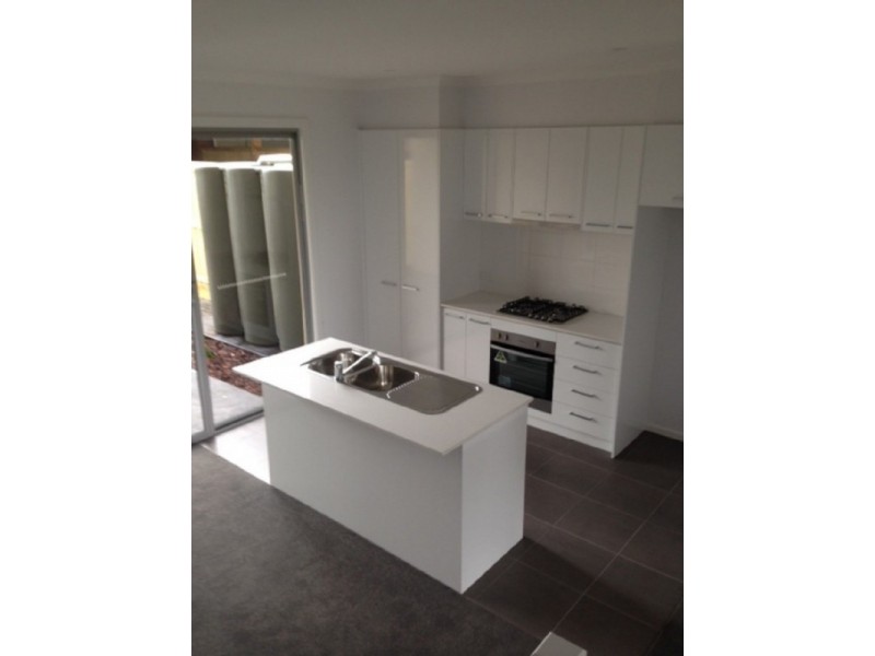 10 Aviara Walk, Cranbourne VIC 3977