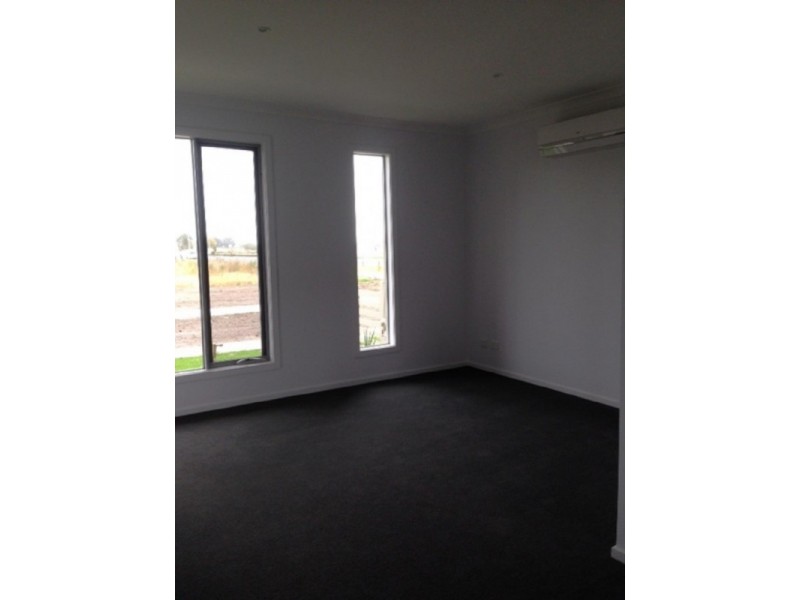 10 Aviara Walk, Cranbourne VIC 3977