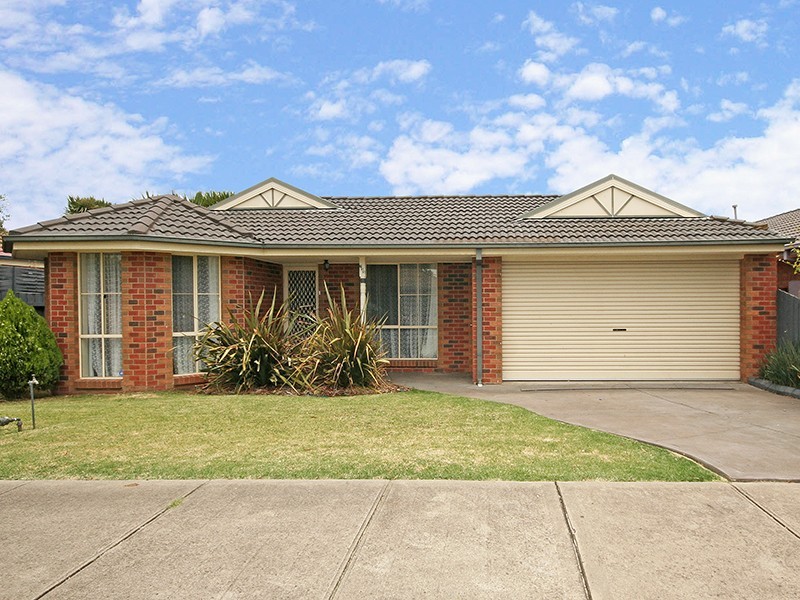 233 Monahans Road, Cranbourne West VIC 3977
