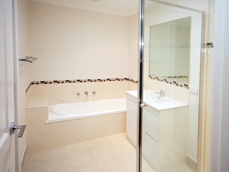 2/2 Evelyne Avenue, Cranbourne VIC 3977