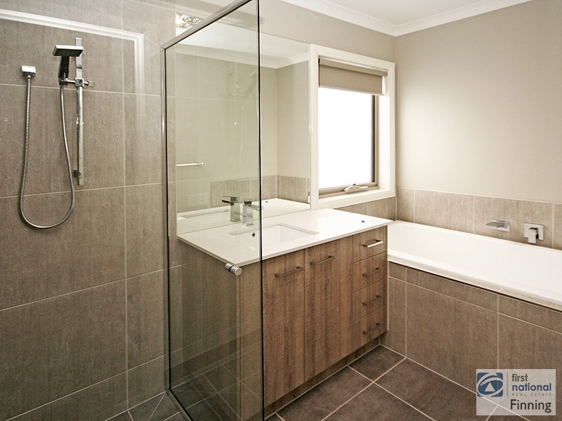 26 Brittlegum Road, Cranbourne East VIC 3977