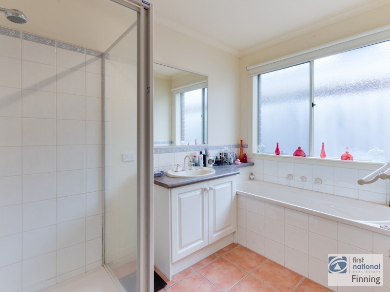 15 Sunningdale Crescent, Cranbourne VIC 3977