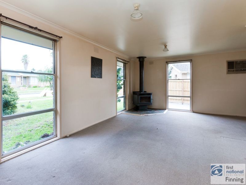 6 Valepark Crescent, Cranbourne VIC 3977