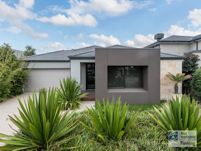 10 Eliburn Drive, Cranbourne East VIC 3977