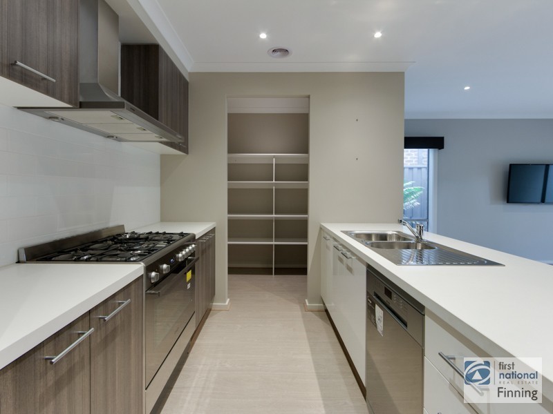 10 Eliburn Drive, Cranbourne East VIC 3977