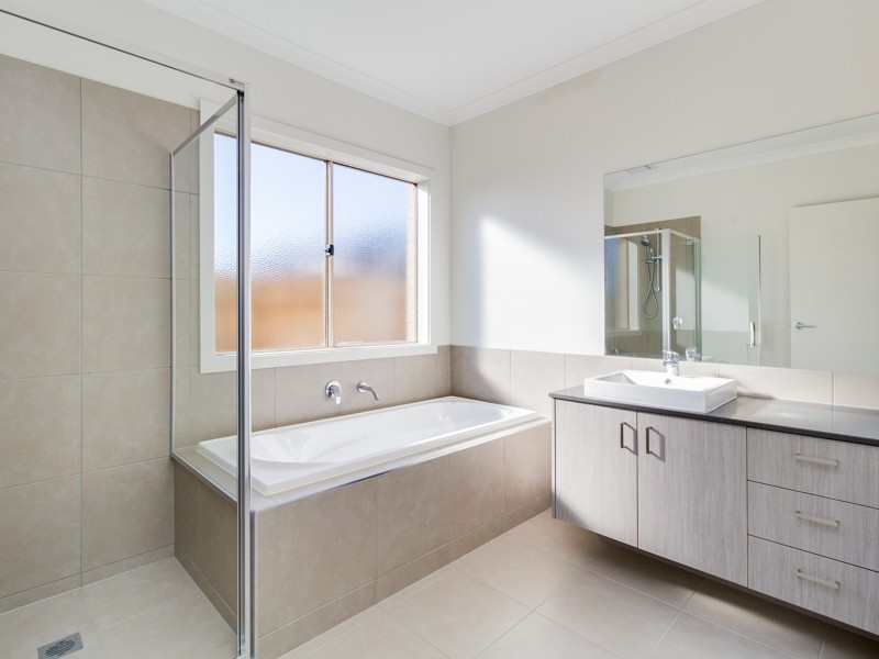 14 Fiorelli Boulevard, Cranbourne East VIC 3977