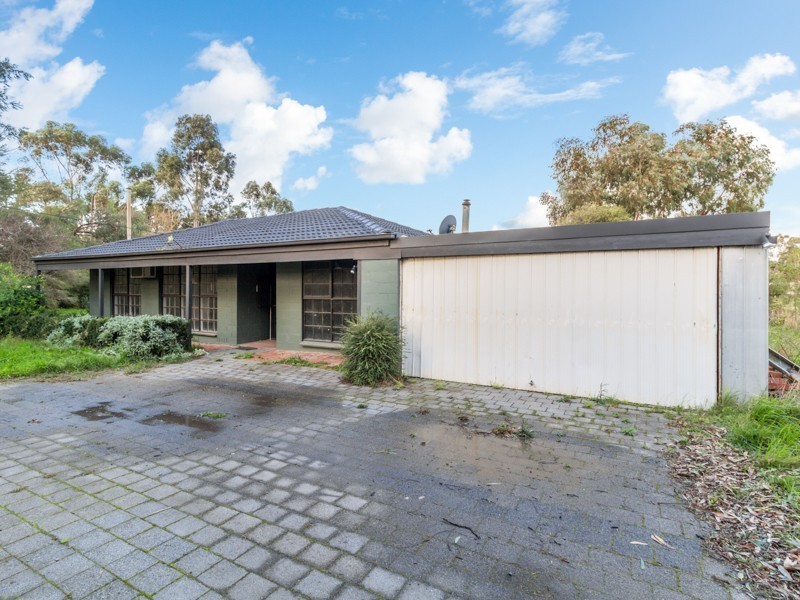 8 Mayfield Road, Cranbourne East VIC 3977